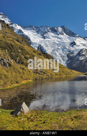 Sealy Gebirgsseen mit einem Ausblick auf den Mt. sefton, Mount Cook Nationalpark, Südinsel, Neuseeland Stockfoto