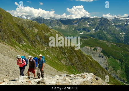 Eine Gruppe von Wanderern aufsteigend in den Bergen der Alpen-Savoie, Frankreich Stockfoto