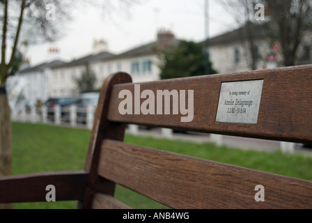 Gedenktafel für Amelie Delagrange, auf einer Bank mit Blick auf grüne Twickenham wo die französische Studenten ermordet wurde, im august 2004 Stockfoto