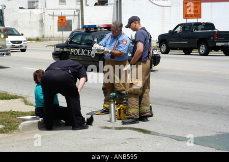 Notfall Arbeiter helfen weibliche Opfer im Auto Unfall Auto Auto Stockfoto