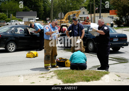 Notfall Arbeiter helfen weibliche Opfer bei Autounfall Auto Unfall auto Stockfoto
