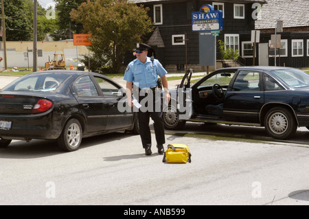 Notfall Arbeiter helfen weibliche Opfer im Auto Auto Auto Unfall Stockfoto