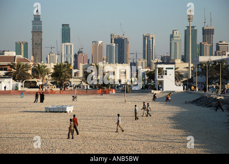 Passanten in offenen Strand, Dubai. Stockfoto