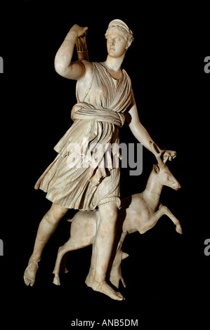 Artemis mit einer Hirschkuh besser bekannt als Diana von Versailles römischen 1 - 2 Cent AD-Kopie eines verlorenen griechischen Originals des Baues 325 BC Stockfoto