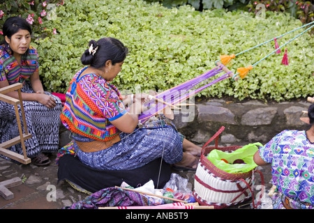 GUATEMALA ANTIGUA Cakchiquel Maya-Frau trägt traditionelle Huipil und Corte mit einem Backstrap Loom um zu weben von Textilien Stockfoto