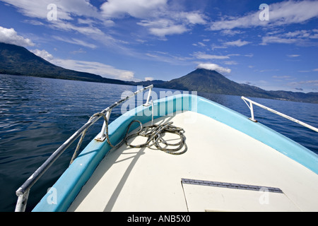 GUATEMALA LAKE ATITLAN Fähre über Lake Atitlan von Panajachel nach San Pedro Stockfoto