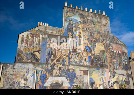 Straßenkunst auf muβ Ende des Gebäudes Ferry Road Edinburgh Lothian Schottland Darstellung von Aspekten des Lebens im Laufe der Zeit im Bereich Stockfoto