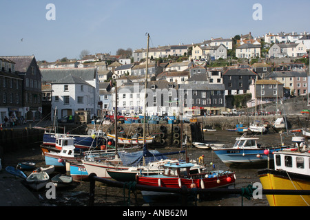 Die alten Fischerei Hafen von Mevagissey, in Cornwall.  Dieses Bild zeigt die Mischung aus Handwerk nun in den Hafen zu sehen. Stockfoto
