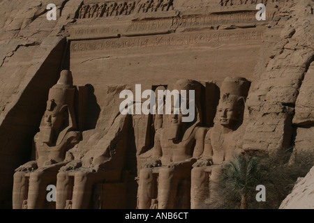 Ein seitlicher Blick auf den Haupteingang des Tempels Ramses II in Abu Simbel Stockfoto