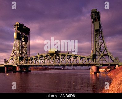 Newport Bridge über den Abschlägen bei Middlesbrough gesperrt eine Anhebung Straßenbrücke jetzt Stockfoto