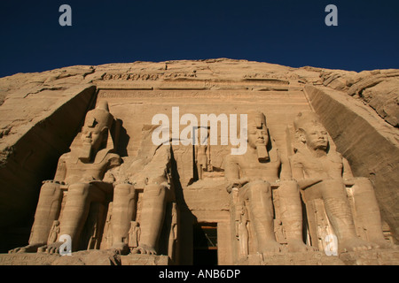 Einen frontalen Blick auf den Haupteingang des Tempels Ramses II in Abu Simbel Stockfoto