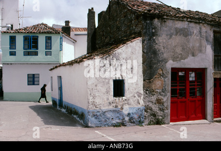 Einer Seitenstraße in der kleinen Stadt von Camarinas Galizien Spaniens Stockfoto