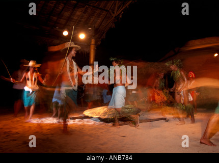 Französisch-Polynesien Moorea zeremonielle polynesische Tänzer in Bewegung Stockfoto