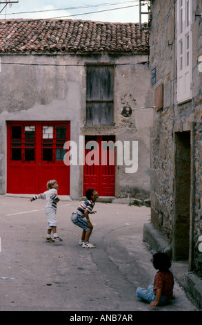 Kinder spielen in einer Seitenstraße in der kleinen Stadt von Camarinas Galizien Spaniens Stockfoto