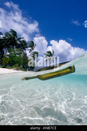 Flasche schweben in Richtung einsame Insel Strand Chuuk Mikronesien Stockfoto