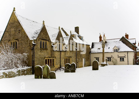 Jenner-Schule in St. Sampson Kirchhof Cricklade mit Schnee bedeckt Stockfoto