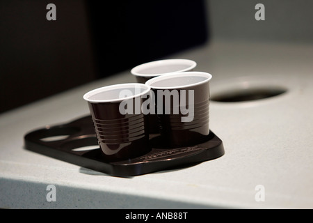 DREI EINWEG-BECHER UND SCHALE IN EINEM BÜRO. Stockfoto