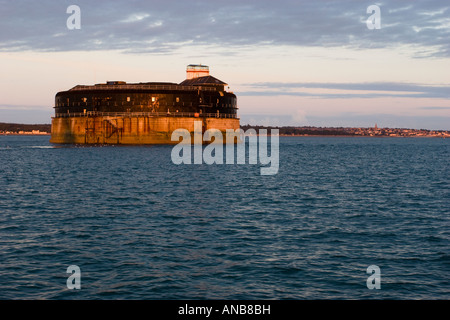 Niemandsland Fort in The Solent in frühen Morgensonne Stockfoto