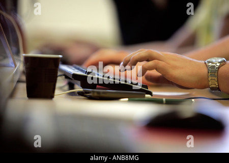 NAHAUFNAHME EINER WEIBLICHEN BÜROANGESTELLTEN HÄNDE MIT EINER COMPUTERTASTATUR. Stockfoto