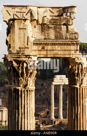 Die verbleibenden Spalten der Tempel des Vespasian und Titus und der Tempel des Castor und Pollux in das römische Forum, Italien Stockfoto