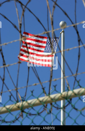 US-Flagge über Stacheldraht in Camp Delta auf der uns Naval Station Guantanamo Bay, Kuba Stockfoto