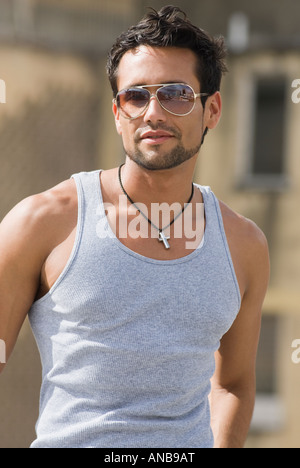 Hispanic Mann mit Sonnenbrille Stockfoto