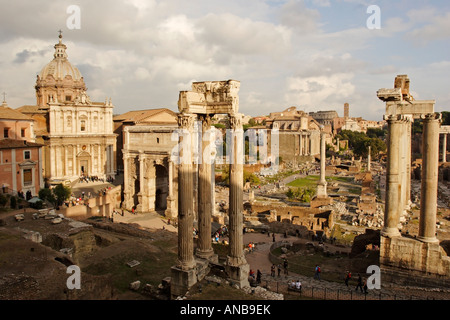 Die Reste der Tempel des Vespasian und Titus und der Tempel des Saturn auf dem Forum Romanum, Rom, Italien Stockfoto