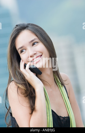 Hispanic Frau am Handy Stockfoto