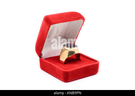 Goldener Ring in einer box Stockfoto