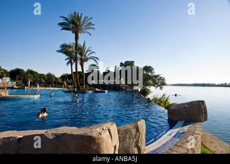 Mövenpick Jolie Ville Luxor Hotel Crocodile Island Menschen in der Nileside-Infinity-pool Stockfoto