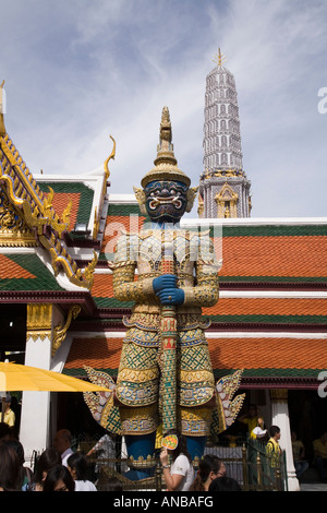 Ein Wächterriese an den Eingangstoren des Großen Palastes und des Wat Phra Kaew Komplexes in Bangkok, Thailand. Stockfoto