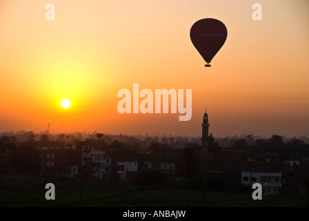 Bei Sonnenaufgang über Minarett der Moschee von Luxor in Ferne Ballon Stockfoto