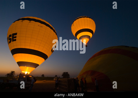 Ägypten Ballonfahrt über West Bank des Nils in Luxor mit lokalen Unternehmen Viking Air immer startbereit auf 04:00 Stockfoto