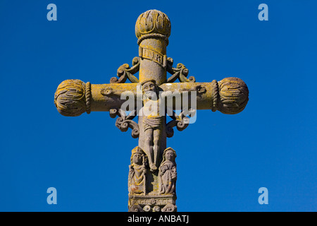 Ein Kreuz auf einer Gasse, in Sermentizon (Puy de Dôme - Frankreich) aufgeführt. Une Croix de Chemin Classée À Sermentizon (Frankreich). Stockfoto