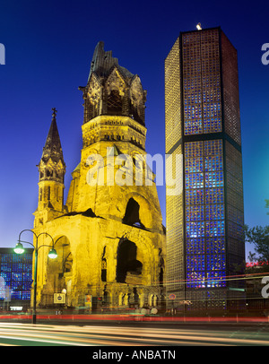 Kaiser-Wilhelm-Kirche und Zweiter Weltkrieg-Denkmal-Skulptur, Berlin, Deutschland. Stockfoto