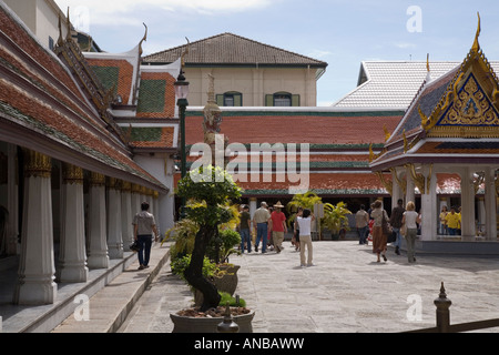 Der Innenhof mit den umliegenden Klöster des Wat Phra Kaew, im Komplex des Grand Palace, Bangkok, Thailand Stockfoto