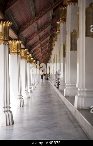 Der Hof Kreuzgang des Wat Phra Kaew, im Komplex des Grand Palace, Bangkok, Thailand Stockfoto