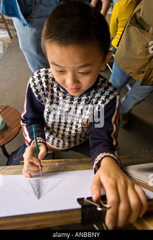 Chinesische junge skizzieren Da Fen Malerei Dorf Shenzhen China Stockfoto