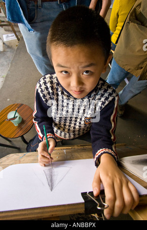 Chinesische junge skizzieren Da Fen Malerei Dorf Shenzhen China Stockfoto