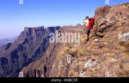 Ein Blick auf das Amphitheater in den Drakensbergen Wanderer Stockfoto
