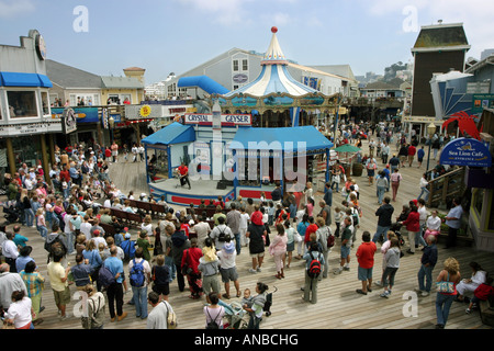 Pier 39, San Francisco - Massen rund um das Karussell frohe gehen rund, USA Stockfoto