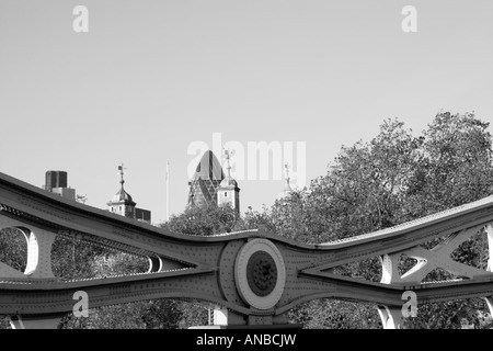 Bestandteil der Querlenker der Tower Bridge in schwarz und weiß mit der Schweizer Rea Gebäude Gurke und Teil des Turms Londo Stockfoto