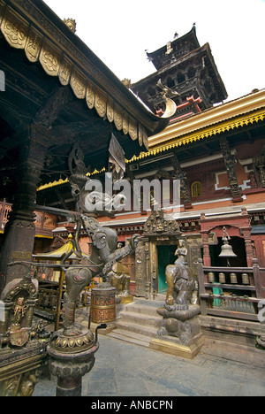 Goldene Tempel Patan Nepal buddhistisches Kloster auch bekannt als die Kwa Bahal oder Suwarna Mahavihara gegründet ca. 12. Jahrhundert Stockfoto