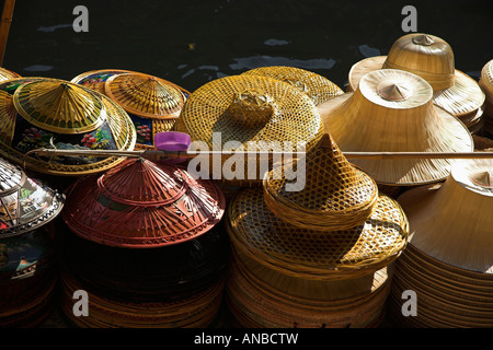 Thailand, Damnoen Saduak schwimmender Markt, Strohhüte zum Verkauf auf einem Boot Stockfoto