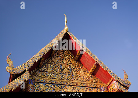 Südostasien, Thailand, Chiang Mai, kunstvoll geschnitzte Traufe am Wat Chai Pra Kait (Tempel) Stockfoto