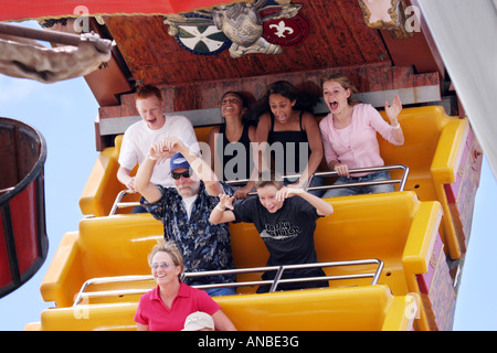 Kinder freuen sich über die Piraten-Schiff-Schaukel fahren, The Boardwalk Kirmes, Santa Cruz, Kalifornien USA Stockfoto