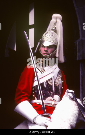 Ein Soldat der Königin Life Guard auf Wache am Hyde Park Barracks in London. Stockfoto