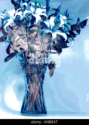 Vase mit Blumen Kristallvase mit Lilien und Rosen Stockfoto