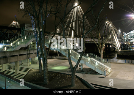 Hungerford Bridge bei Nacht gesehen von der Royal Festival Hall Stockfoto