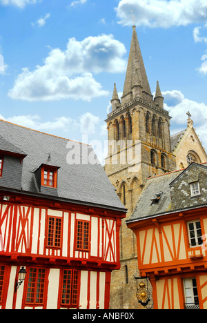 Bunte mittelalterlichen Häusern und Kathedrale von Vannes Brittany France Stockfoto